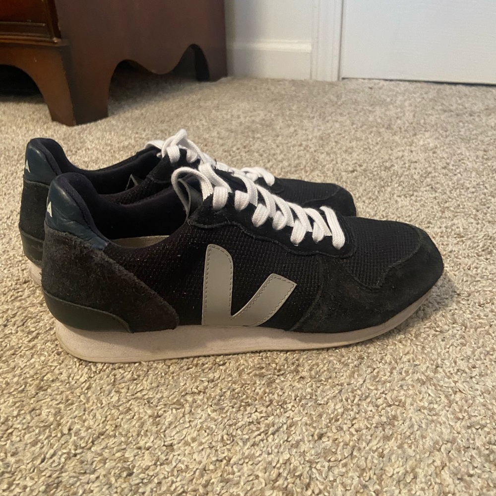 Veja sneakers with suede material.